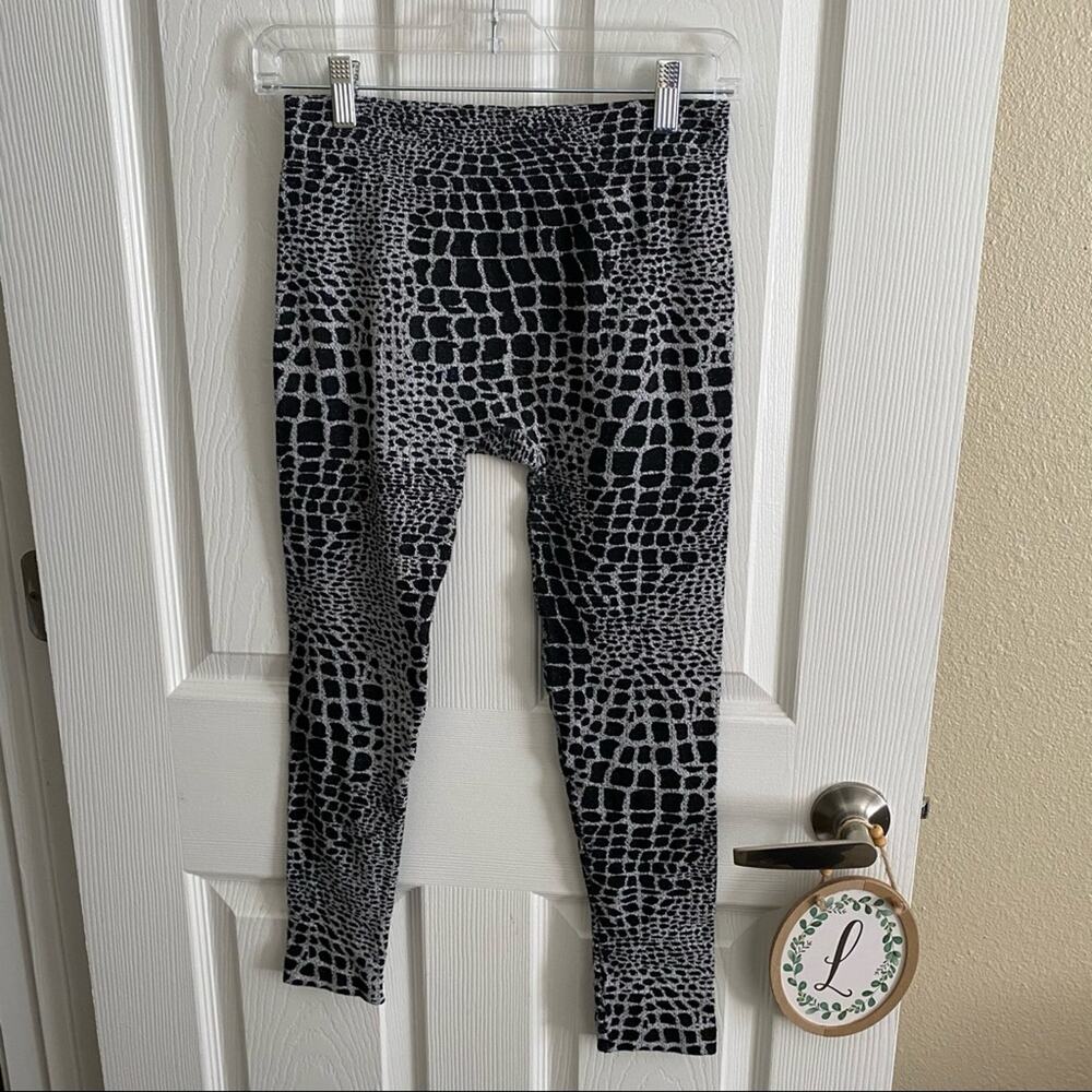 Z Animal Print Crop Leggings / Capris Women's Approx Size Small Black Gray